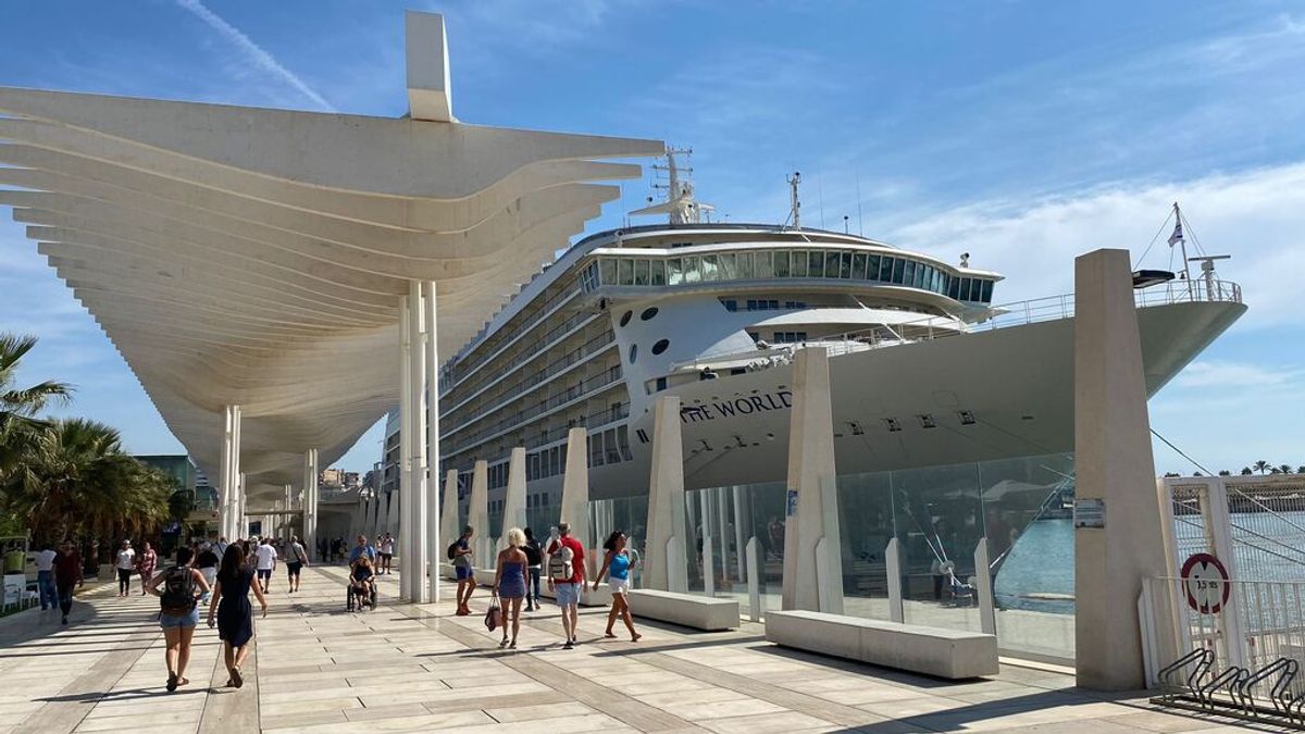 Atraca en el puerto de Málaga el exclusivo crucero de los millonarios Atraca en el puerto de Málaga el exclusivo crucero de los millonarios