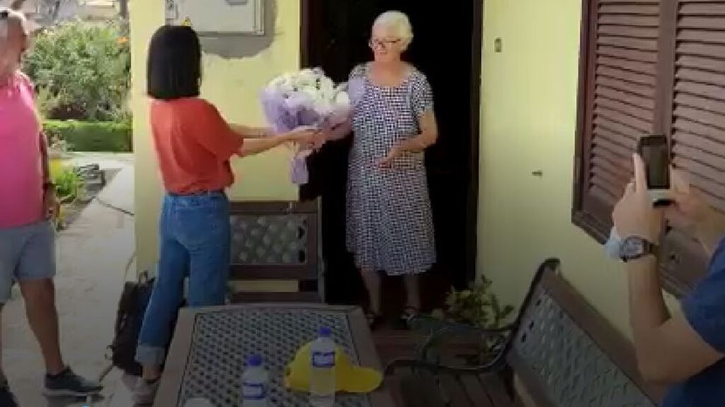 Alba Lago emocionada entrega un ramo de flores a Elba, quien ha hecho un hueco en su casa de La Palma para el equipo de Informativos Telecinco