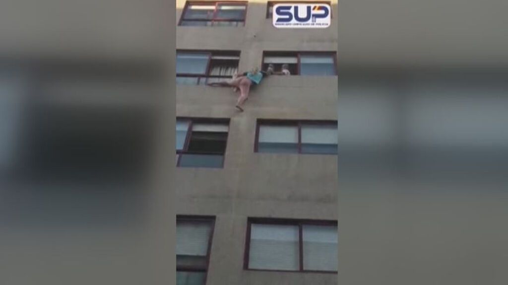 Detenido por agredir a su pareja, que fue rescatada cuando estaba a punto de caer de una ventana en Pontevedra
