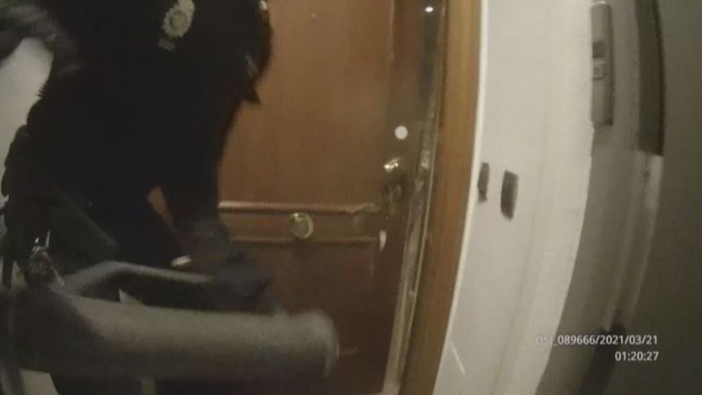 El vídeo en el que la policía avisó 29 veces a los denunciantes de la ‘patada en la puerta’
