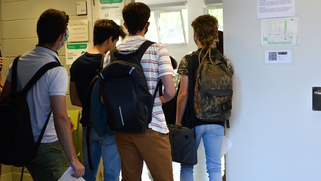 EuropaPress_3766527_grupo_estudiantes_hace_cola_entrar_aula_facultad_ciencias_campus_montilivi