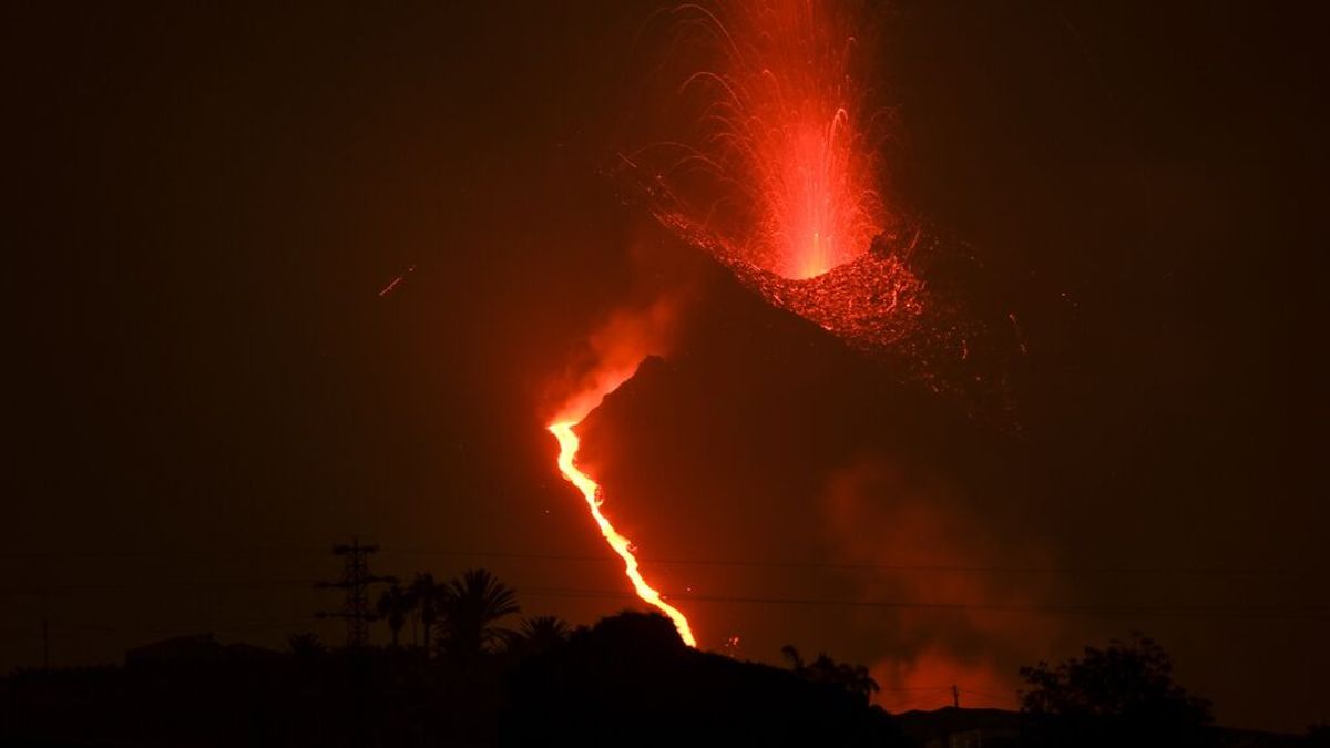 Nueva colada de lava en el volcán de La Palma: es más rápida y más fluida que las primeras