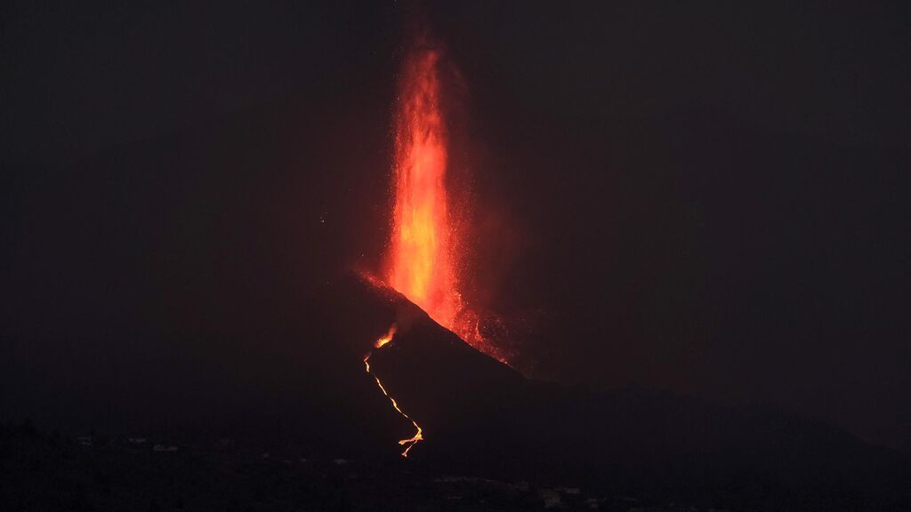 Confinan varios barrios de Tazacorte por la amenaza de la lava del volcán de La Palma