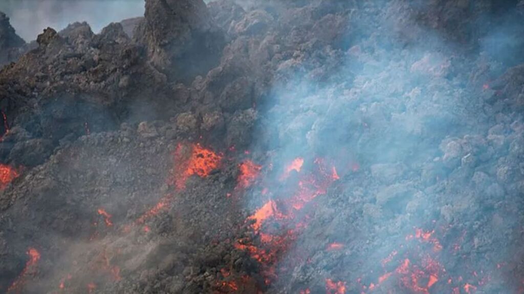 La colada volcánica se acerca a la costa, donde provocará explosiones por el choque térmico