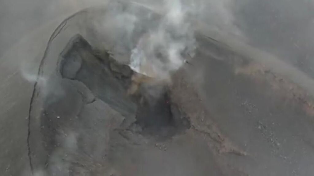 El ojo del volcán queda por primera vez al descubierto durante el parón de la erupción