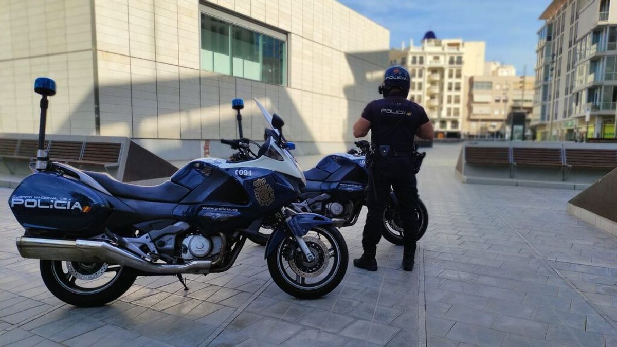 Detienen por delito de odio y lesiones a un menor que rompió la nariz y golpeó a dos homosexuales en Elche Detienen por delito de odio y lesiones a un menor que rompió la nariz y golpeó a dos homosexuales en Elche