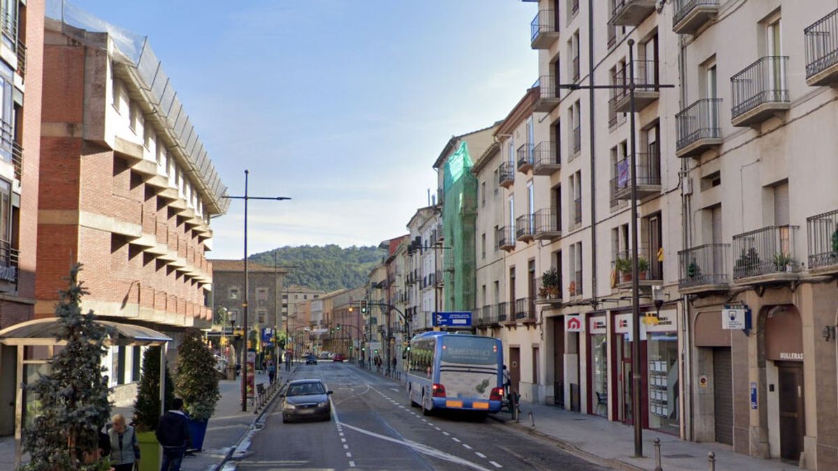 Un hombre huye tras apuñalar presuntamente a una mujer en plena calle en Olot Un hombre huye tras apuñalar presuntamente a una mujer en plena calle en Olot