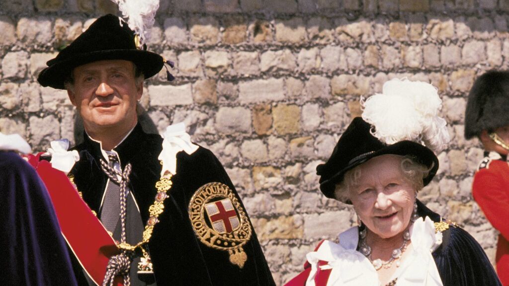 La relación entre el rey Juan Carlos e Isabel II es muy buena.