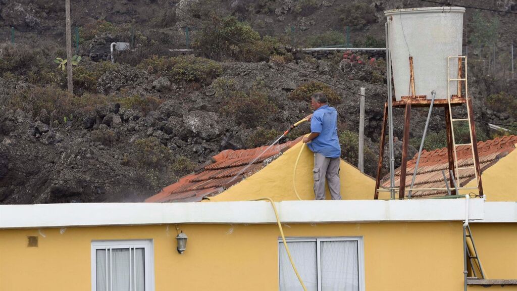 La incesante lluvia de cenizas complica aún más la situación en La Palma