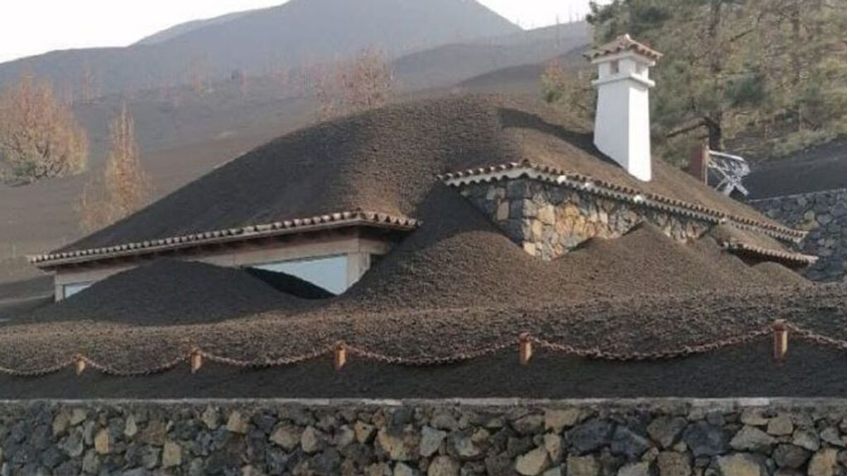 Una casa completamente cubierta de cenizas: la impactante imagen viral de La Palma