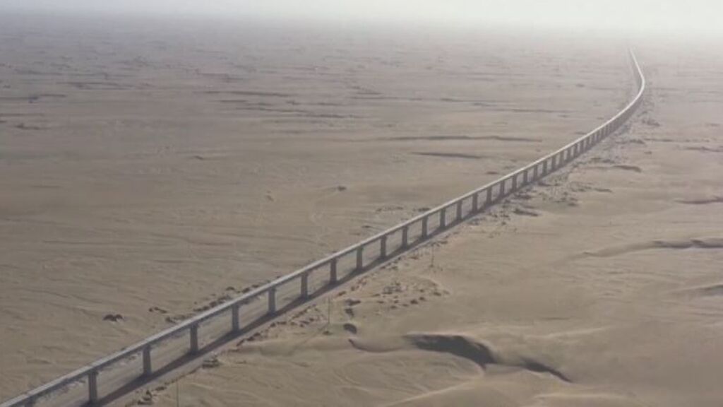 Las vías del tren que atravesará el desierto chino avanzan a buen ritmo