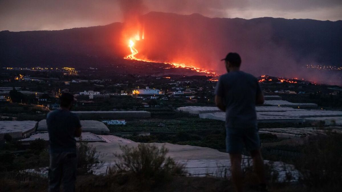 La nueva fase efusiva del volcán acelera la lava en el décimo día de erupción La nueva fase efusiva del volcán acelera la lava en el décimo día de erupción