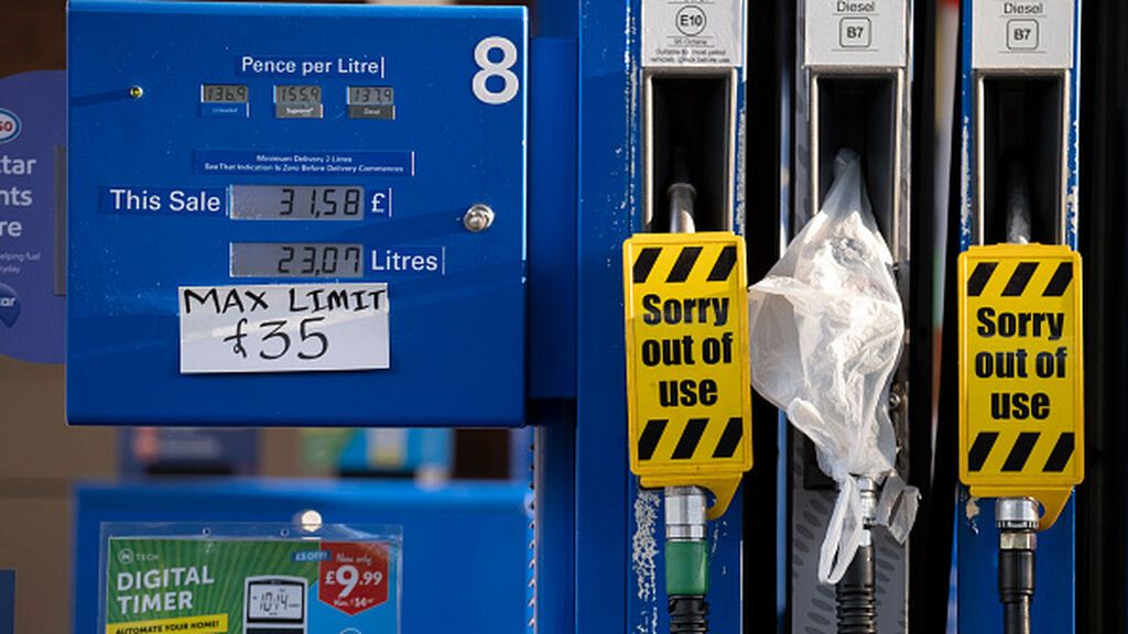 Reino Unido sufre su cuarto día de crisis del combustible con colas, el cierre de gasolineras y subida de precios