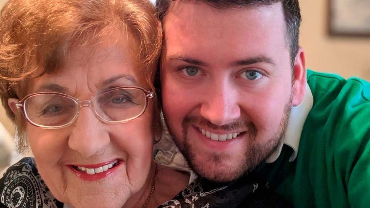 Una abuela le crea un perfil de Tinder a su nieto para conseguirle novia: "es desordenado y un cocinero inútil"
