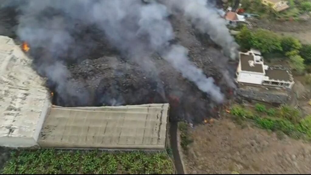 El volcán a vista de dron: la lava sigue avanzando hacia el mar arrasando todo a su paso