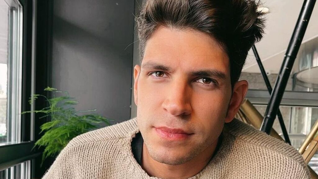 Diego Matamoros se somete a un cambio de look radical y se tiñe el pelo de color azul