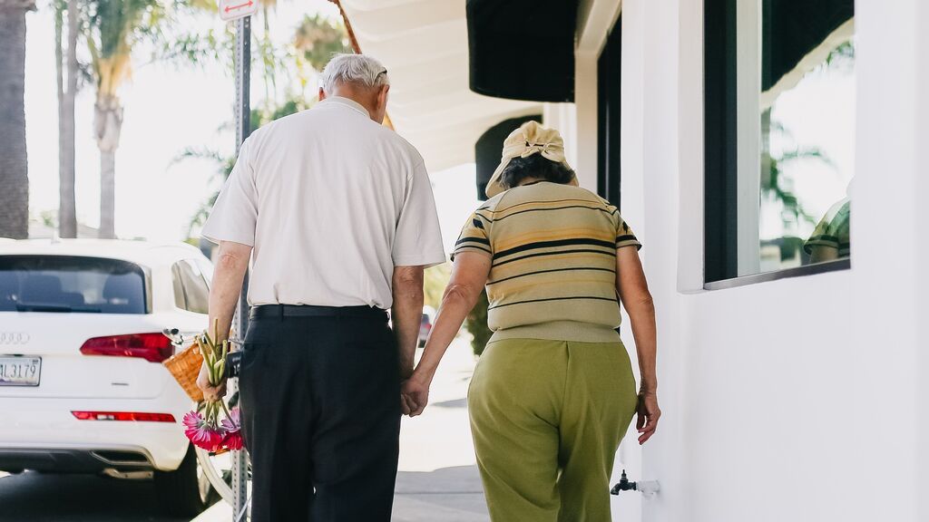 ¿Por qué perdemos altura con la edad?