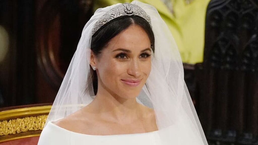 Para la tiara eligió un modelo bandeau.