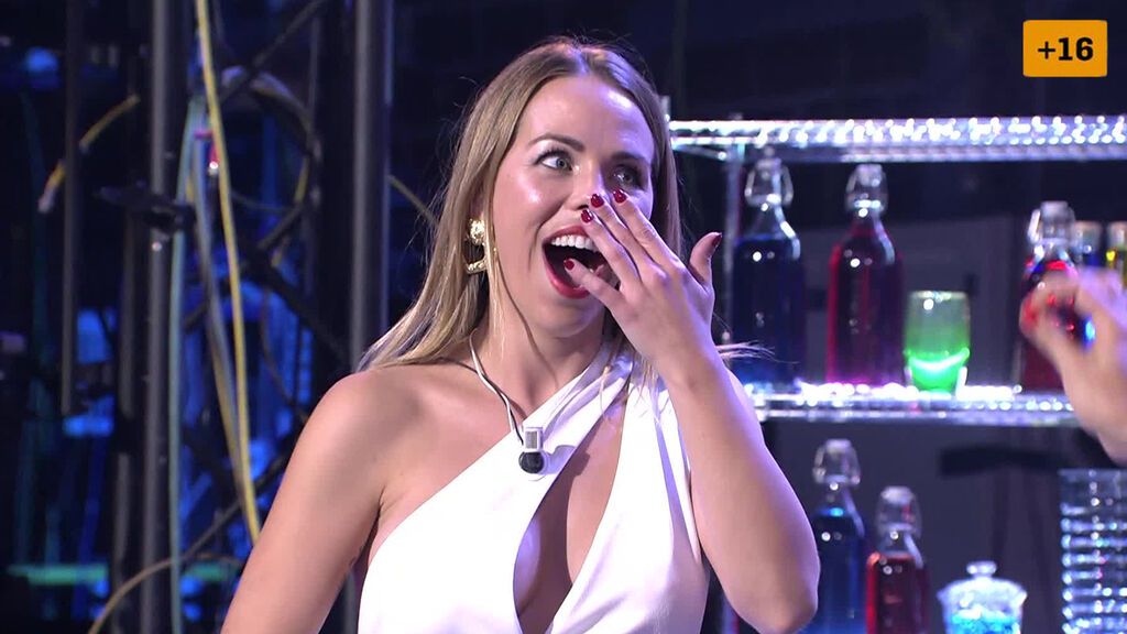 Yoli se prueba en directo el vestido de novia diseñado por José Perea