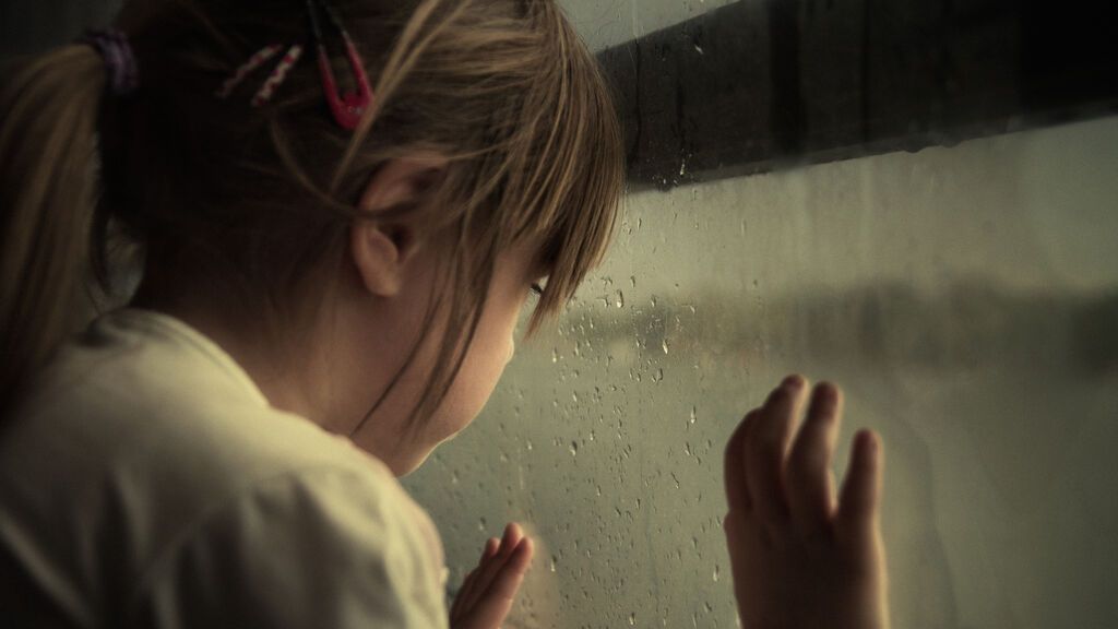 Una niña de cuatro años cuida de sus hermanas durante días tras morir su padre en Alemania Una niña de cuatro años cuida de sus hermanas durante días tras morir su padre en Alemania