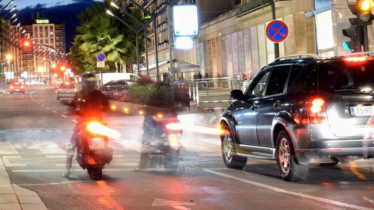 Reglas de oro para que coche y moto puedan convivir en la ciudad