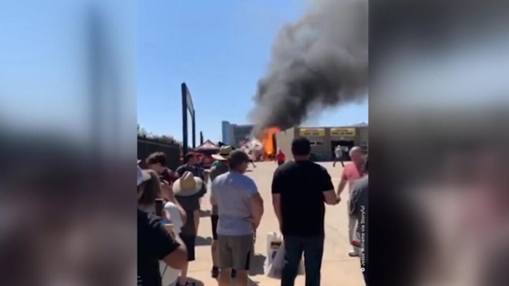 Un depósito de gas vuela por los aires en una feria de coches en Texas