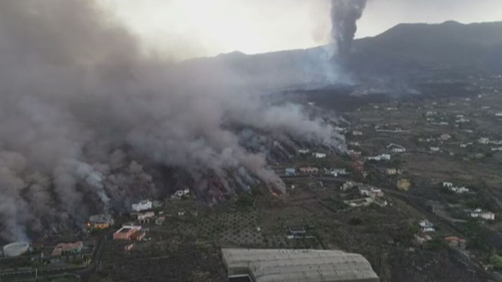 La quema de plásticos y fertilizantes de invernaderos genera una nube tóxica en La Palma