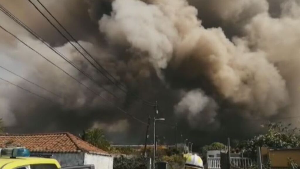 La lava quema el plástico y los fertilizantes de los invernaderos y genera una nube tóxica