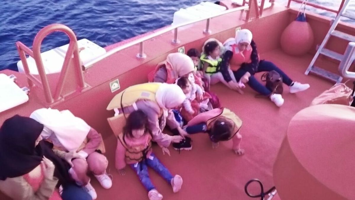 Una mujer embarazada y con cinco hijos, una de las 81 inmigrantes interceptadas en Alicante Una mujer embarazada y con cinco hijos, una de las 81 inmigrantes interceptadas en Alicante