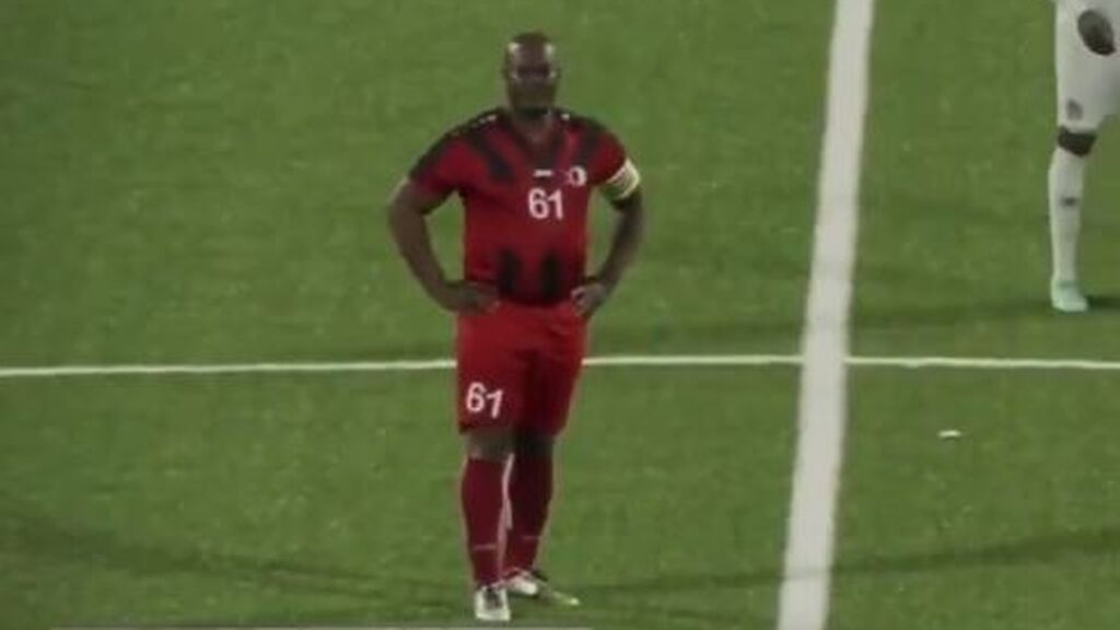 Buscado por la Interpol y con 50 hijos: el surrealista caso del vicepresidente de Surinam, que ha debutado como futbolista a los 60