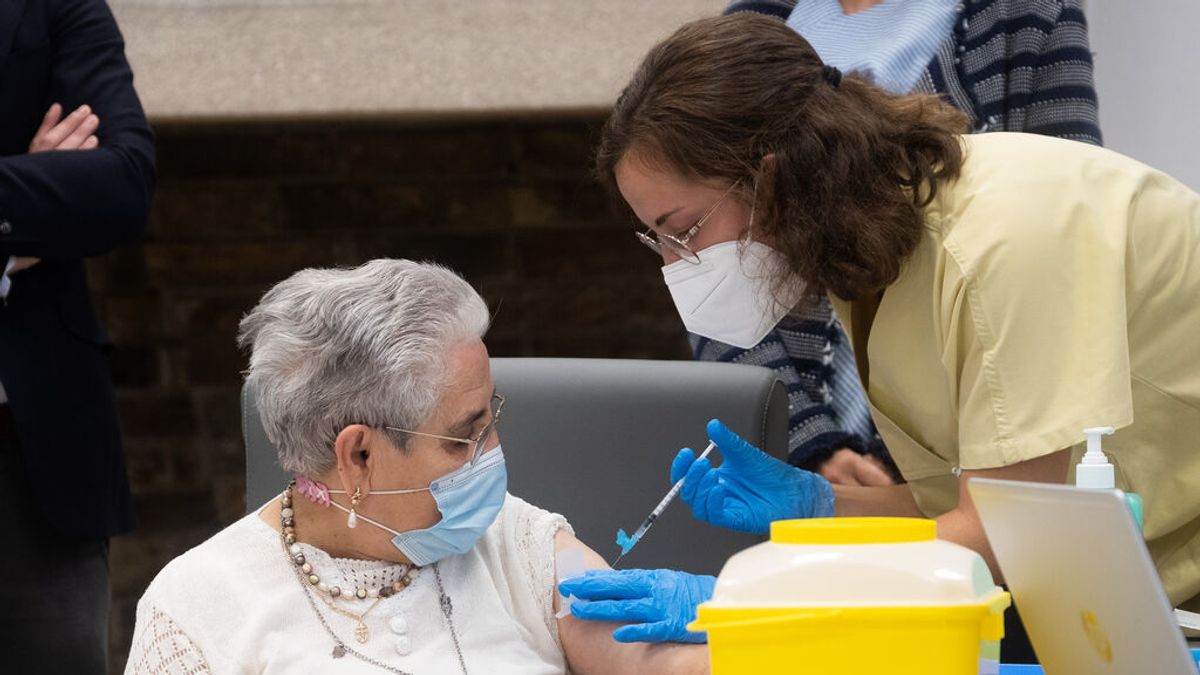 Galicia propone administrar a la vez la vacuna de refuerzo y la de la gripe a mayores de 80 años Galicia propone administrar a la vez la vacuna de refuerzo y la de la gripe a mayores de 80 años