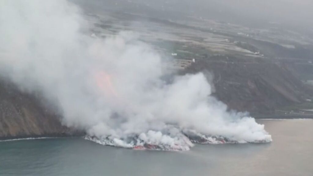 La lava llega al mar en La Palma