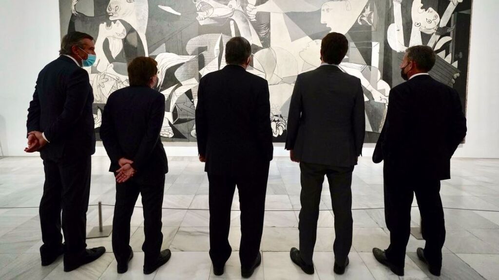 Casado junto a Sarkozy, Durao Barroso, y Almeida ante el Guernica de Picasso