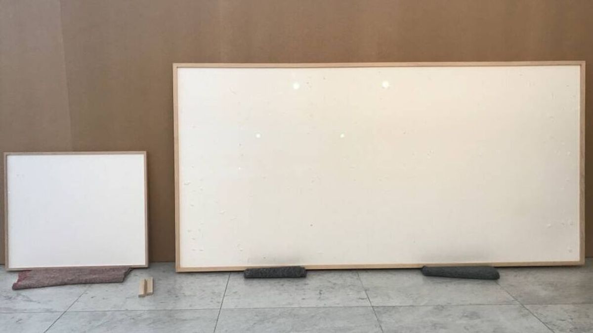 Un artista cobra 74.000 euros a una galería que le hizo un encargo y presenta dos cuadros en blanco
