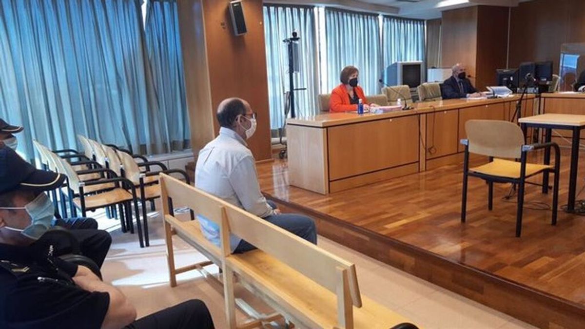 Un hombre con esquizofrenia declara contra su psiquiatra en un juicio por intento de asesinato: "oía música en mi cabeza" Un hombre con esquizofrenia declara contra su psiquiatra en un juicio por intento de asesinato: "oía música en mi cabeza"