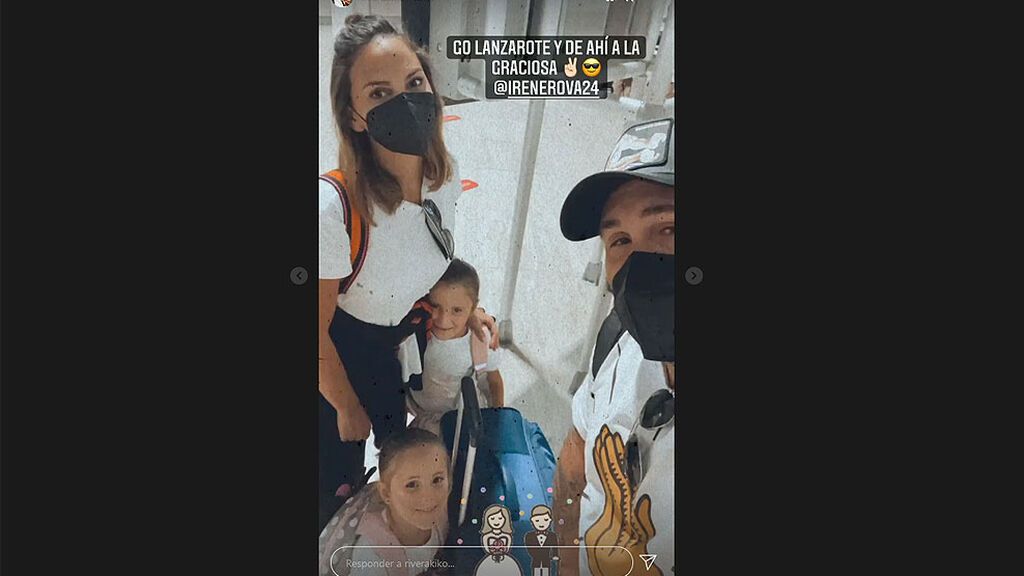 Kiko Rivera y su familia a su llegada a la Graciosa