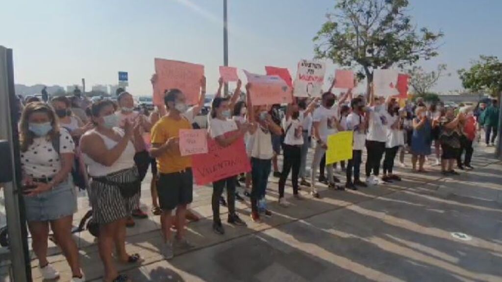 Familiares de la bebé fallecida en Málaga piden justicia en una concentración