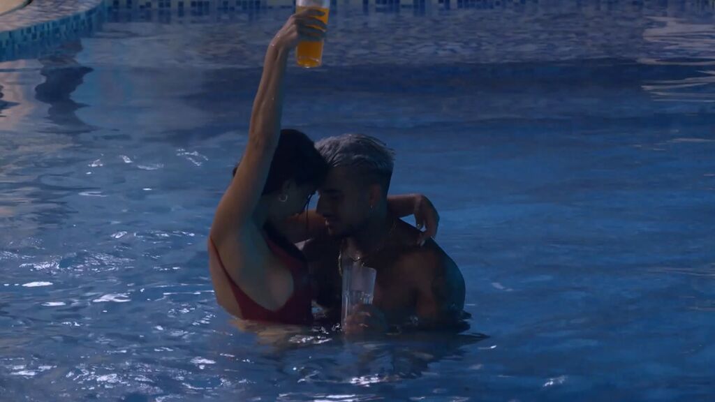 Fani y Julián se besan apasionadamente en la piscina