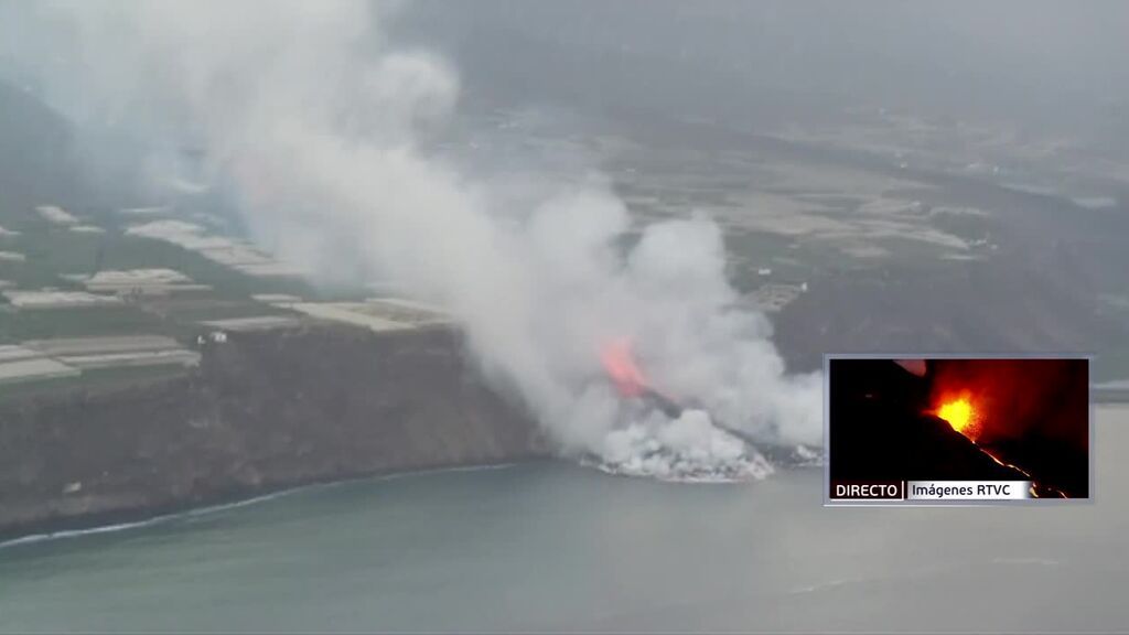 Así se ve el la lava cayendo al mar en la costa de La Palma