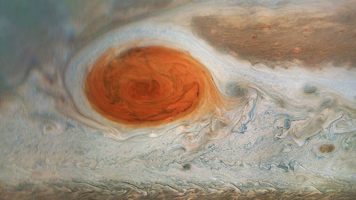 Los vientos de la Gran Mancha Roja de Júpiter se están acelerando, y su forma está cambiando