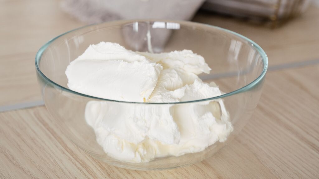 El queso crema es la base de la receta.