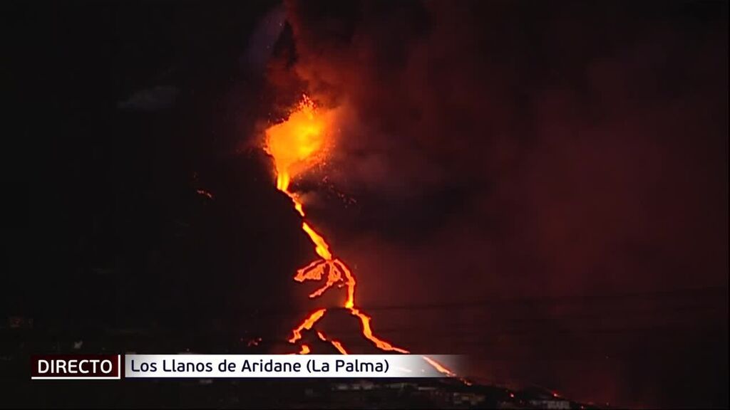 La lava sigue fluyendo por el cono el volcán de La Palma