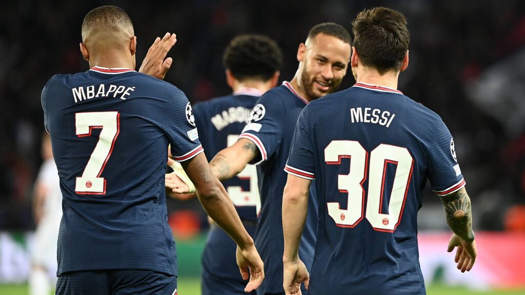 Neymar, Messi y Mbappé celebran el gol del argentino ante el City.