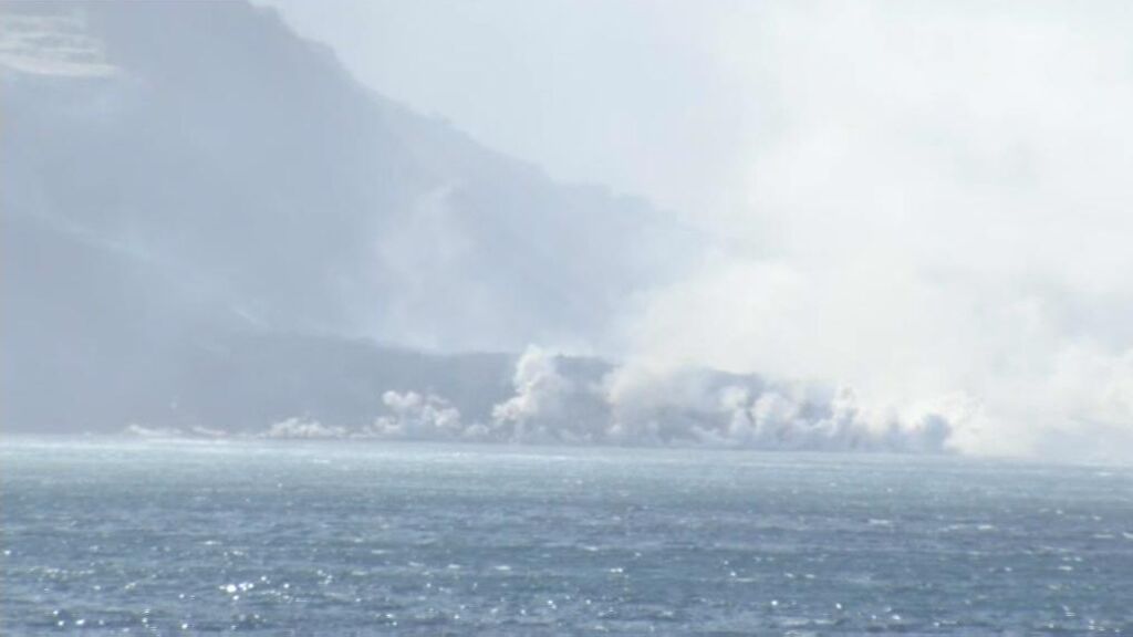 La lava del volcán de La Palma alcanza el mar por la costa de Tazacorte