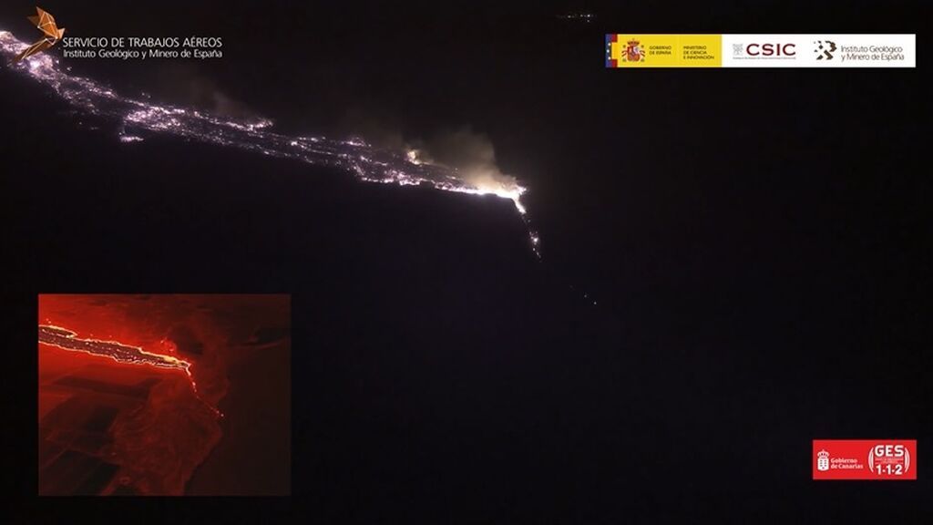 Imágenes del instante en el que la lava llega al borde del acantilado y cae al mar en La Palma