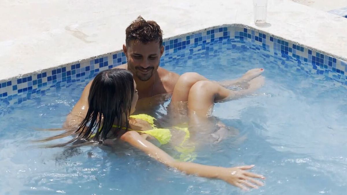 Andrea y Manuel se vuelven a besar en la piscina