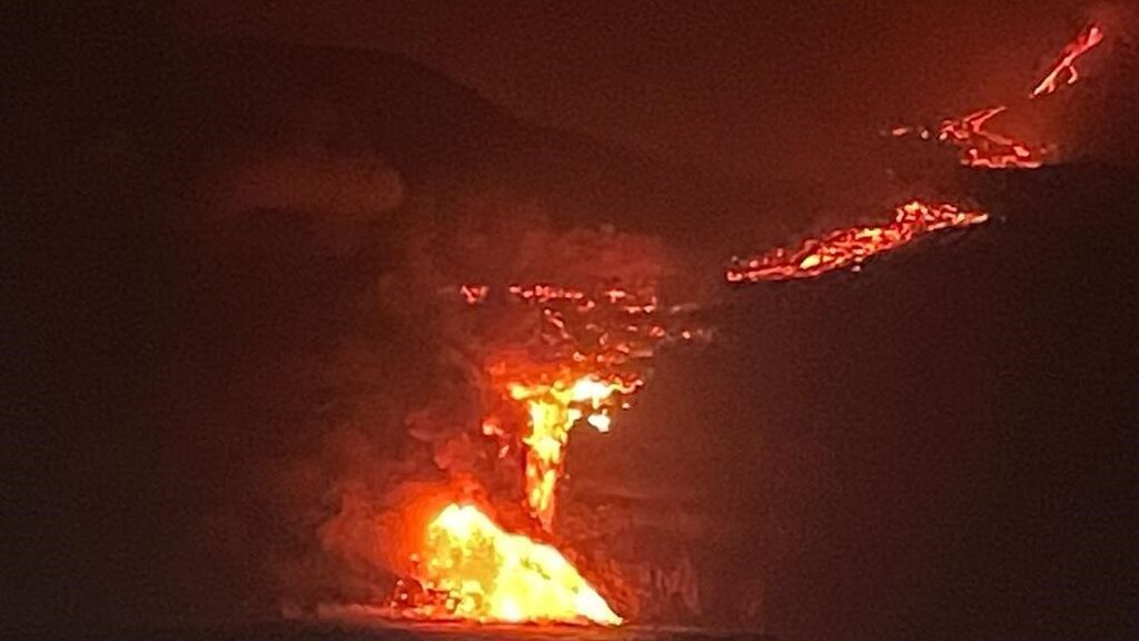 La lava del volcán comienza a formar un delta que gana terreno al mar