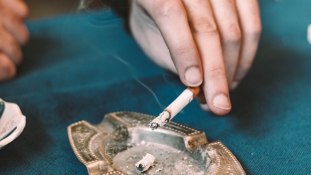 Tabaquismo y coronavirus: fumar podría reducir el número de anticuerpos generados tras la vacuna - Uppers