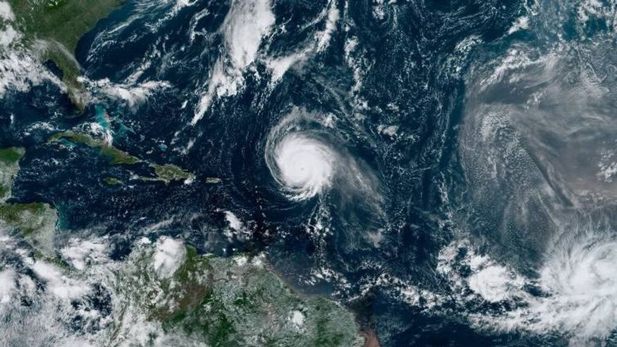 El potente huracán Sam está levantando olas inmensas en medio del Atlántico que llegarán a tierra