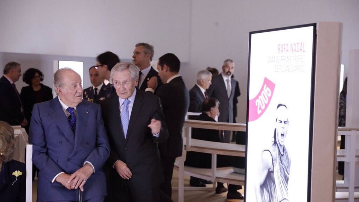 El rey emérito desvela en una biografía que su hijo no le felicitó por su 83 cumpleaños El rey emérito desvela en una biografía que su hijo no le felicitó por su 83 cumpleaños